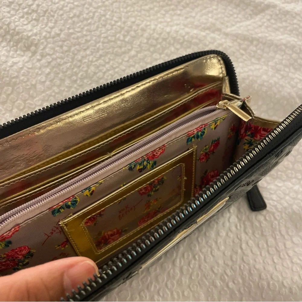 Betsey‎ Johnson Large Black Zip-Around Wallet 8x5